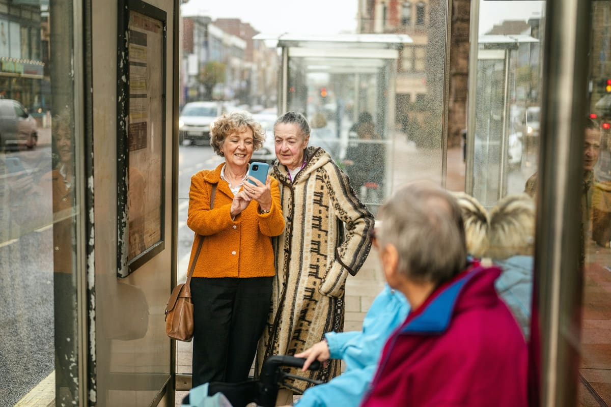 Seniorinnen und Senioren gemeinsam unterwegs